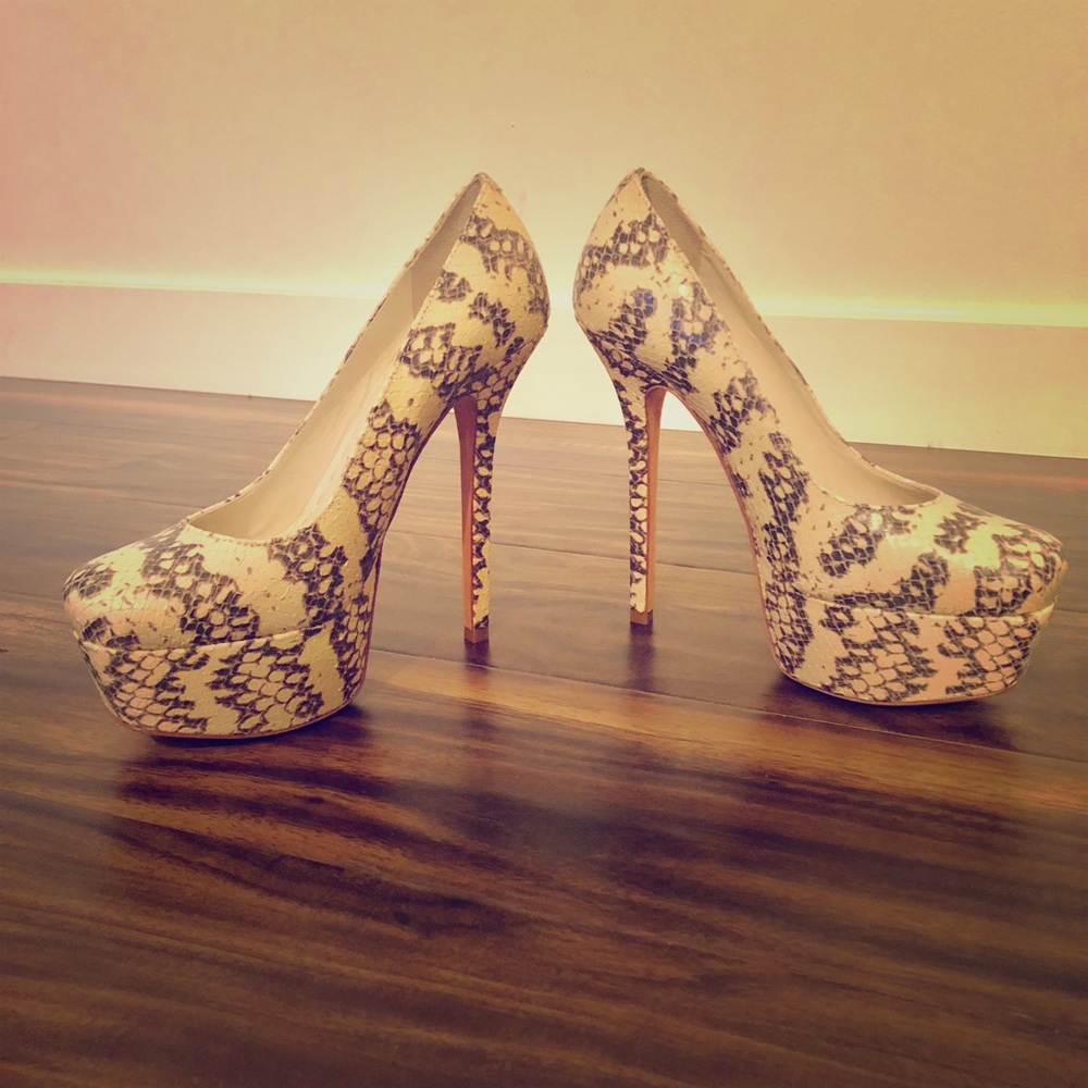 Alice + Olivia Larimore Snakeskin Pumps. Size 7.5.